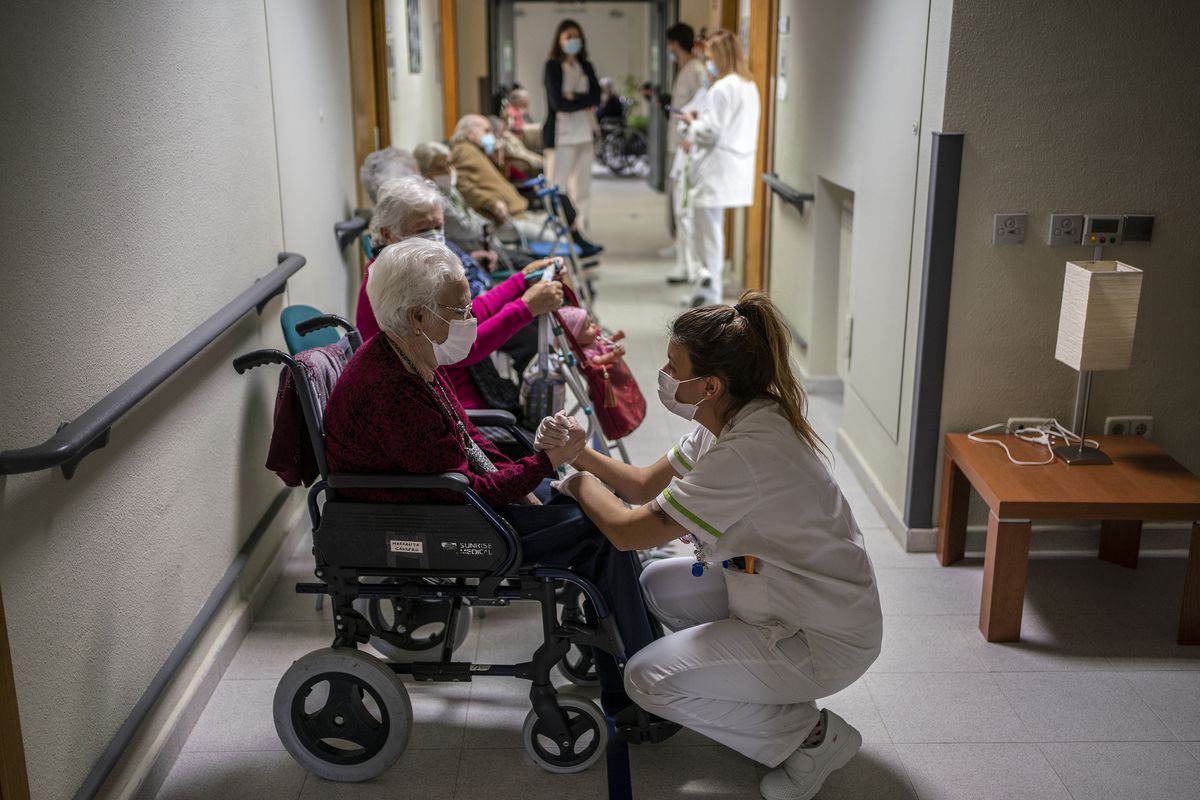 Las enfermeras huyen de las residencias: hacen falta ya 15.000 y los centros se quedan sin personal suficiente