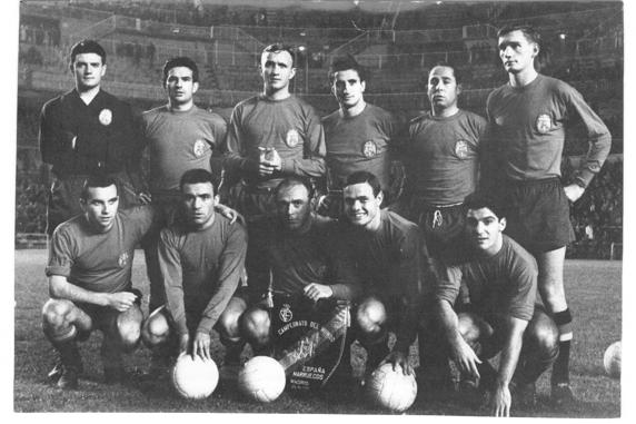 Rivilla (segundo por arriba), Calleja (cuarto) y Collar (último en la fila de abajo) en un partido de la selección española en la década de los 60.