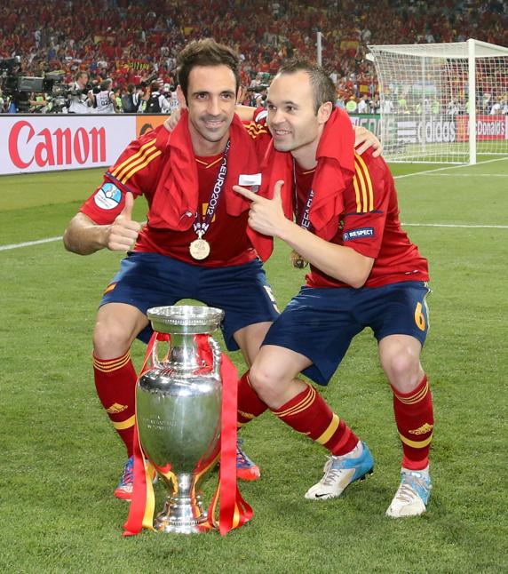 Juanfra con Iniesta celebrando el título