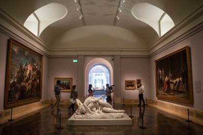 Una de las galerías principales se dedica a la pintura histórica con piezas monumentales.