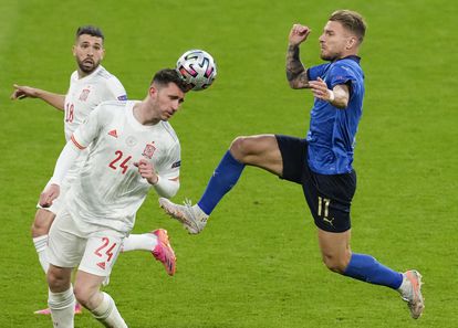 Laporte se anticipa a Immobile durante el España-Italia.