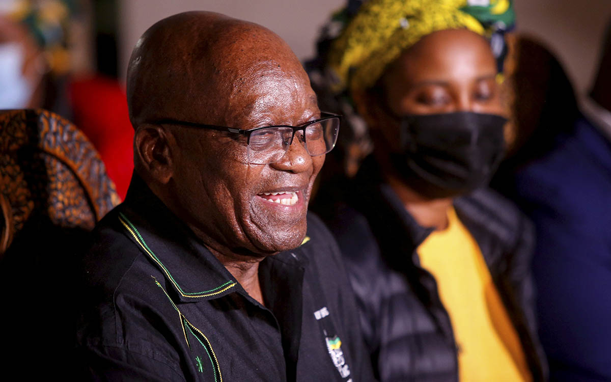 El expresidente de Sudáfrica Jacob Zuma se entrega a la Policía