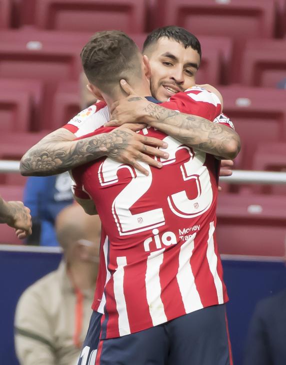 Correa y Kieran Trippier celebran un gol al Huesca.