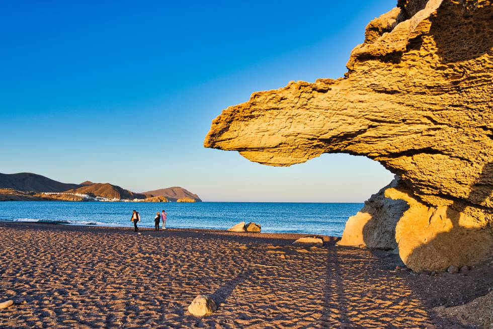 La playa del Arco está en la localidad de Los Escullos, que pertenece al término municipal de Níjar, en el Cabo de Gata (Almería)