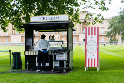 Un puesto de helados en los jardines del palacio de Buckingham.
