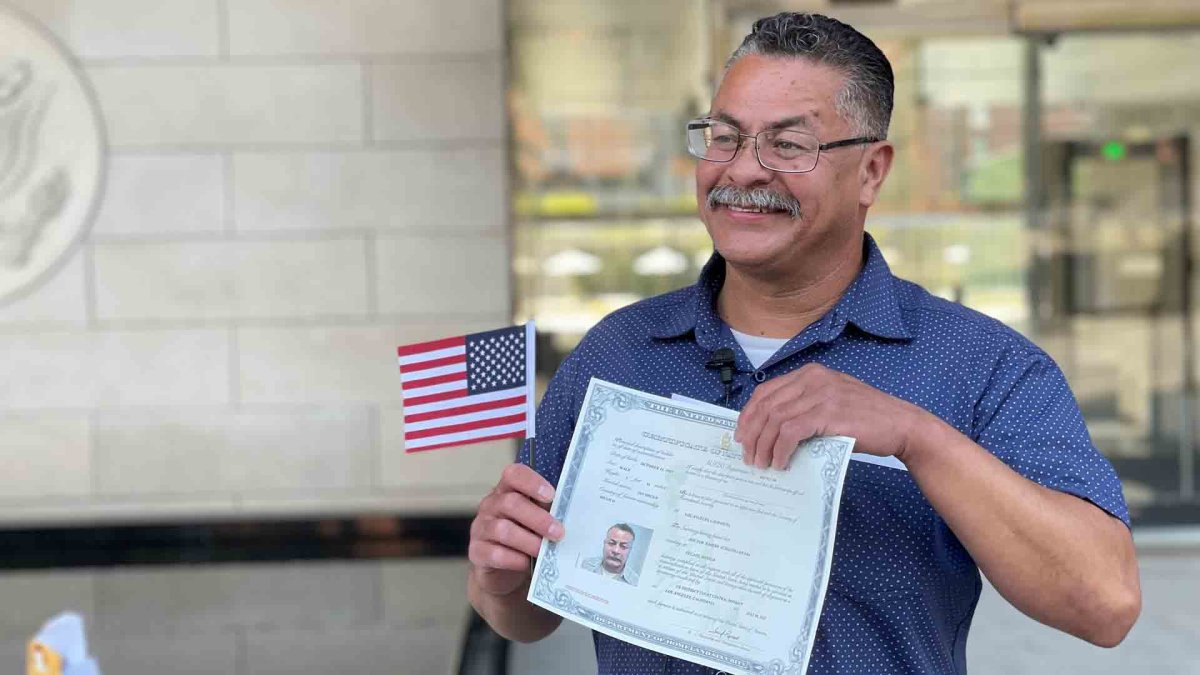 Veterano deportado, que demandó al gobierno de Biden, se convierte en ciudadano