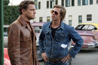 Pitt y DiCaprio, como Cliff y Rick en 'Érase una vez en Hollywood' (2019).