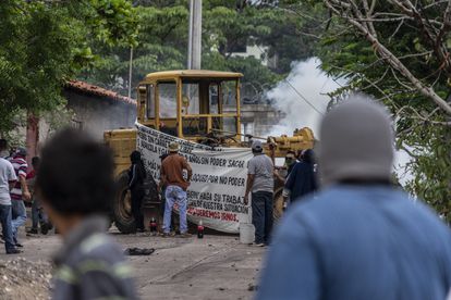 Manifestantes lanzan piedras al cuartel del Ejército de Aguililla durante una manifestación para exigir la reapertura de la carretera.