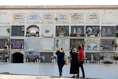 Un hombre y dos mujeres marroquíes visitan  el cementerio de Tarifa, donde se encuentran los nichos de compatriotas suyos fallecidos en el Estrecho. 
