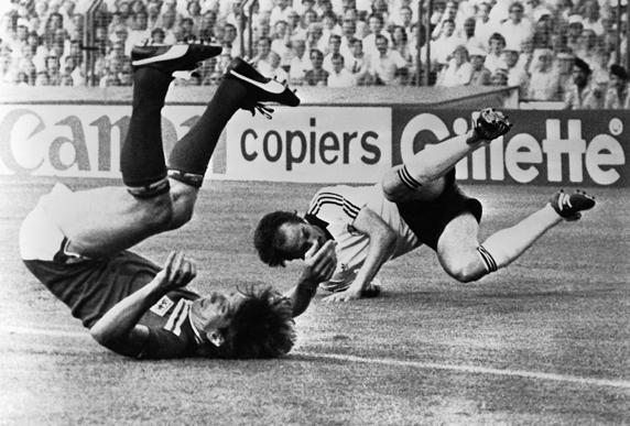 Paul Mariner, tras un choque con Uli Stielike en el Mundial  de España 1982  (AP Photo/File)