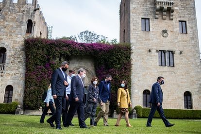 La vicepresidenta del Gobierno, Carmen Calvo (centro), recorre los jardines de Meirás junto al resto de autoridades.