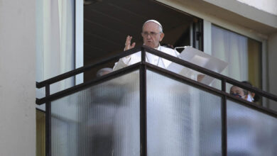 Papa Francisco reza el Ángelus en balcón de hospital donde se recupera de una operación de colon | Video