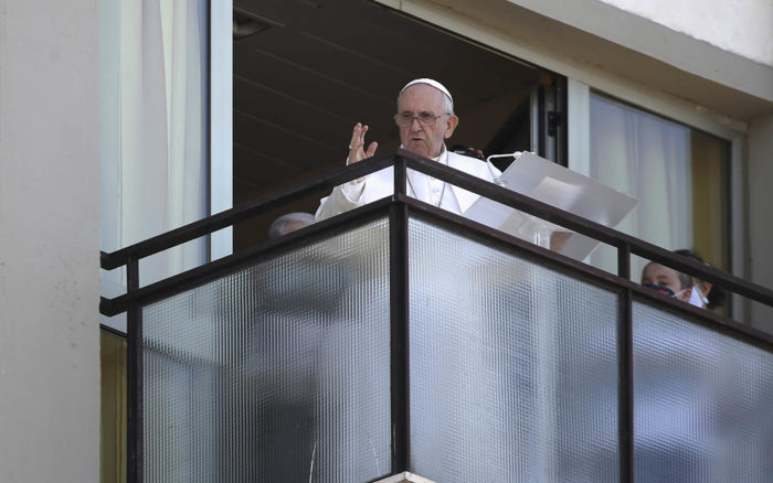 Papa Francisco reza el Ángelus en balcón de hospital donde se recupera de una operación de colon | Video