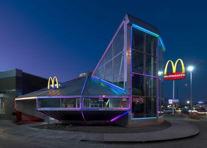 El McDonald's de Roswell tiene forma de platillo volante con luces de neón que se iluminan por la noche.