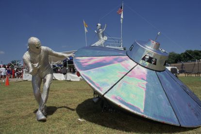 Un concursante vestido de alienígena con un platillo volador en festival OVNI de Roswell.