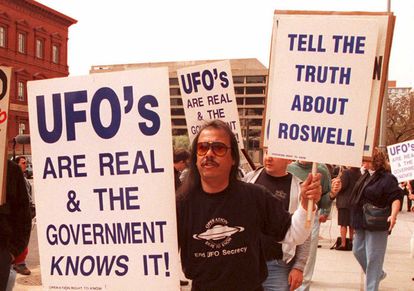 Un grupo de manifestantes creyentes del fenómeno ovni marchan frente a la Oficina de Contabilidad General (GAO) pidiendo que se esclarezcan los hechos del incidente ovni de Roswell.