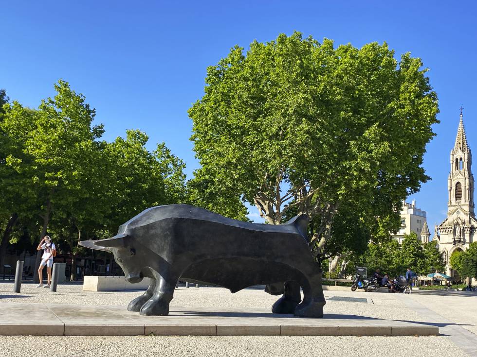 La escultura de un toro de lidia, obra del artista georgiano Djoti Bjalava, en la explanada Charles de Gaulle de Nimes.