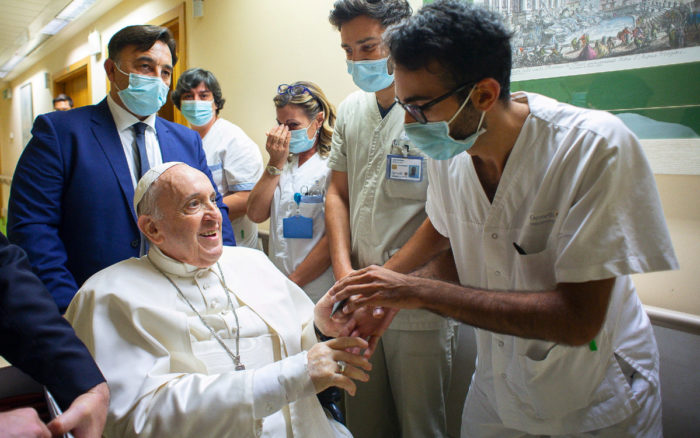 Papa Francisco vuelve al Vaticano después de operación intestinal | Video