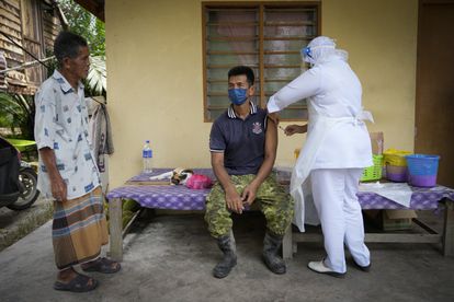 Vacunación en Sabab Bernam, un pueblo de Malasia, este martes. 
