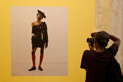 Una fotografía de Campbell Addy en la muestra 'The New Black Vanguard', dedicada a la fotografía de moda de artistas negros, en Arlés.