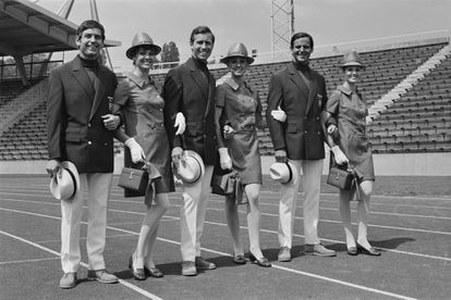 Un grupo de atletas británicos participantes en los Juegos de México 1968 vestidos por Hardy Amies.