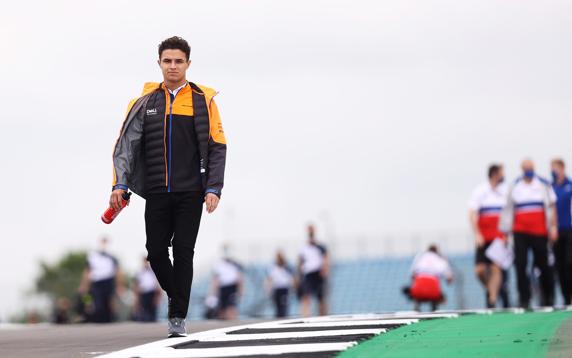 Lando Norris, en el track walk previo al GP de Gran Bretaña de F1 2021