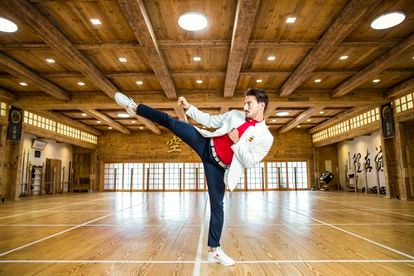 Damián Quintero, karateca español que participará en los Juegos Olímpicos de Tokio 2021, en el Dojo Shubukan, en Madrid. En la foto, con la equipación de la ceremonia inaugural de los Juegos. 