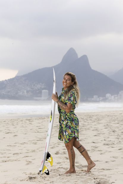 La surfista olímpica del equipo nacional de Brasil, Silvana Lima, fotografiada en Posto 8 de la playa de Ipanema, Río de Janeiro (Brasil), con la equipación de su país para la ceremonia inaugural de los JJOO.