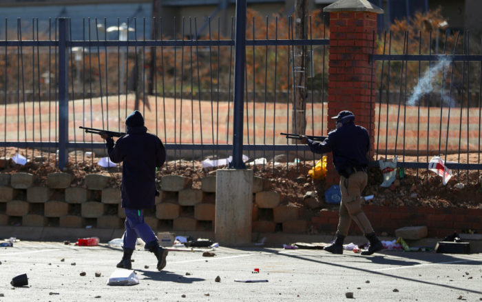 Ya son 217 muertos durante protestas en Sudáfrica | Video
