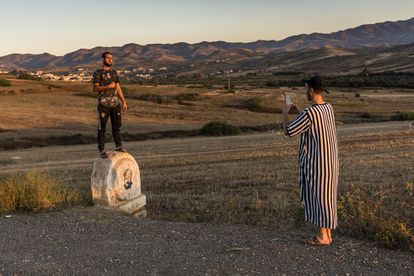 Dos jóvenes marroquíes se fotografían en un hito que recuerda a Abdelkrim en Annual.