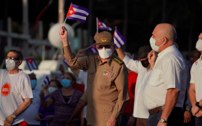 Raúl Castro encabeza marcha para defender el sistema político en Cuba tras protestas