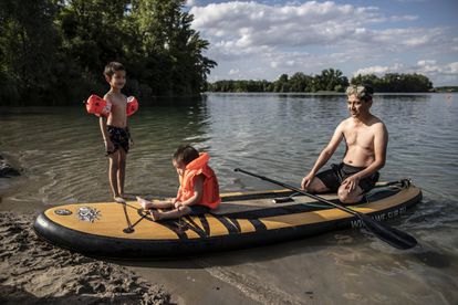 Ismael Yussefi y sus hijos en el lago Silbersee de Frankenthal.