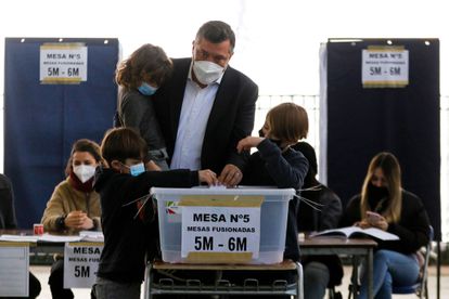 El candidato presidencial de la derecha chilena, Sebastián Sichel, deposita su voto durante las primarias de este domingo, en Santiago.