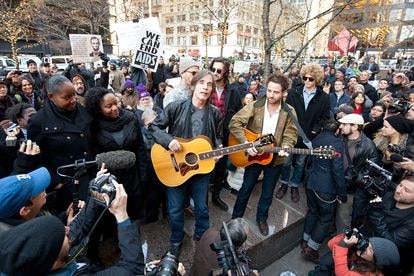 En diciembre de 2011, actuando en las calles de Nueva York para el movimiento Occupy Wall Street, similar al 15-M que ocurrió en España. 