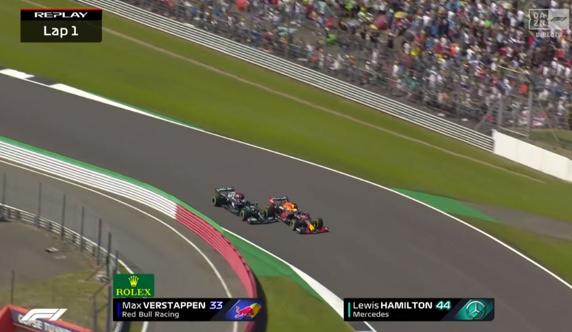 Hamilton se tocó con Verstappen y Max se fue contra el muro en Copse en la vuelta 1 del GP de Gran Bretaña de F1 2021