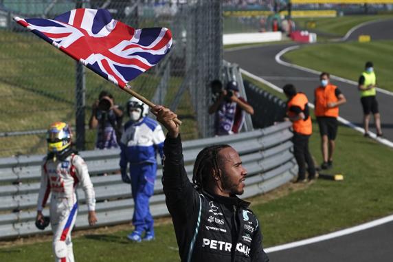 Lewis Hamilton, celebrando su triunfo en Silverstone