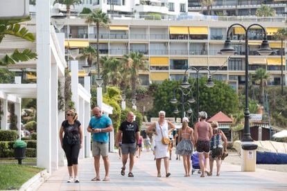 Numerosos turistas disfrutan de la playas, el paseo maritimo y los chiringuitos en la playa de La Carihuela de localidad de Torremolinos (Costa del Sol), este lunes.