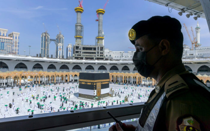 Menos peregrinos, menos multitudes ante la simbólica lapidación del diablo en el Haj