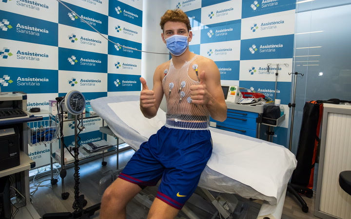 Rokas Jokubaitis pasa la revisión médica con el Barça