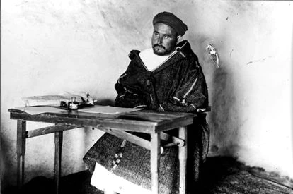 El líder rifeño AbdelKrim fotografiado por Alfonso Sánchez Portela (Alfonsito) el 1 de agosto de 1922 en su casa de Axdir (Marruecos).