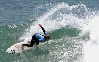 La surfista estadounidense Caroline Marks el pasado 22 de junio en una exhibición durante el Mundial juvenil en California.