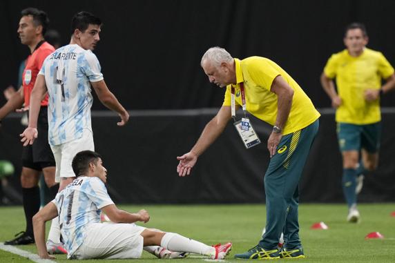 El seleccionador de Australia, Grahan Arnold consuela al argentino Fernando Valenzuela. (AP Photo/SIlvia Izquierdo)