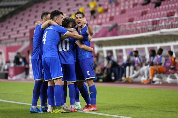 La selección rumana celebra el gol. (AP Photo/Fernando Vergara)