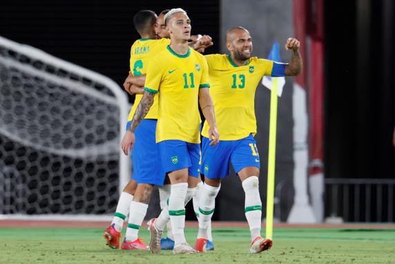 El veterano Dani Alves celebrando uno de los goles de Brasil. EFE/Lavandeira Jr