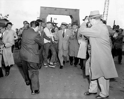 Frank Costello, gran protagonista en la sombra de 'El lamento del mafioso', rodeado de fans a la salida del centro penitenciario de Rikers en 1957.