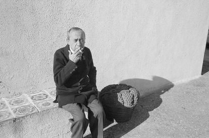 Leonardo Sciascia, en su casa en Sicilia en 1988.