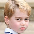 Tras el nacimiento de las más desconocidas Savannah e Isla, llegó al mundo Jorge de Cambridge (en la imagen, fotografiado el 12 de octubre en la boda de Eugenia de York y Jack Brooksbank). El pequeño, que ya ha cumplido cinco años, es hijo de Guillermo de Inglaterra y Kate Middleton, los duques de Cambridge. Se ha convertido en uno de los rostros más mediáticos y seguidos de la familia real británica. Su Alteza Real el príncipe Jorge Alejandro Luis de Windsor ocupa el tercer puesto de la línea de sucesión al trono británico, tras su abuelo, Carlos, y su padre, Guillermo, por lo que está llamado a ser, algún día, rey.
