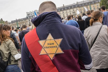 Un manifestante en París el 17 de julio con una estrella de David en la espalda con la frase "No vacunado".