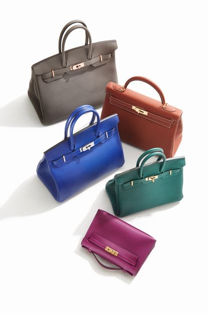 El bolso Kelly, en versión marrón y rosa, y el Birkin, en gris, azuly verde. Estos modelos de Hermès son dos de los complementosvintage más buscados.