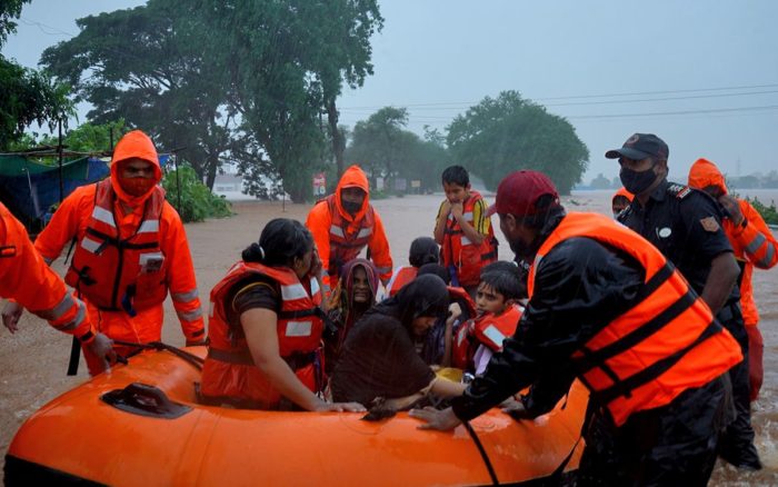 Al menos 112 muertos en India debido a inundaciones y aludes tras fuertes lluvias